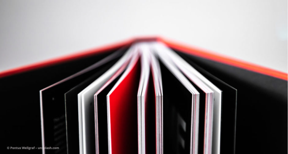 Ein aufgeklappltes Buch © Pontus Wellgraf – unsplash.com