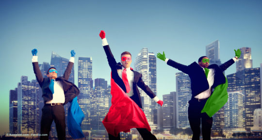 Business-Superhelden posieren im Cape