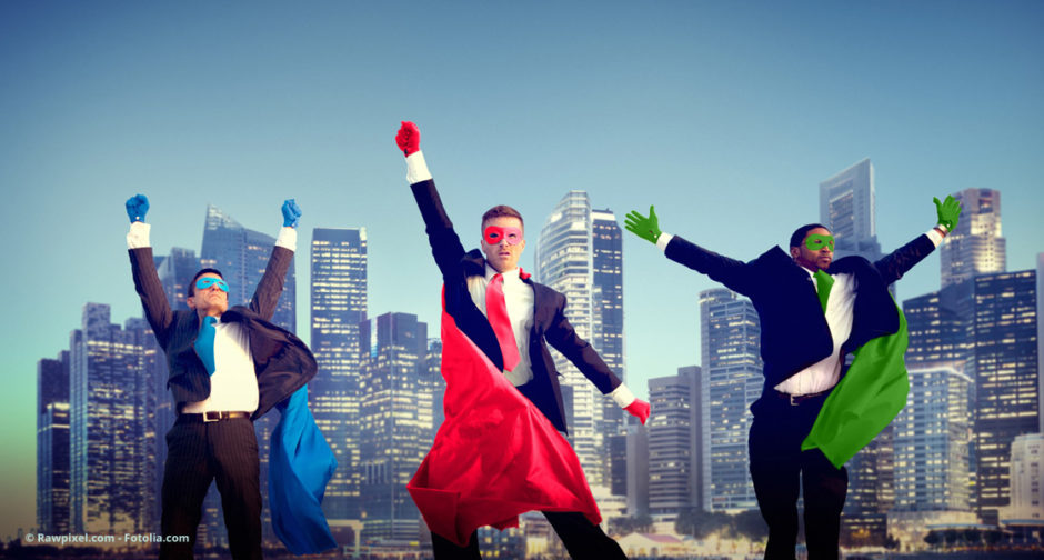 Business-Superhelden posieren im Cape