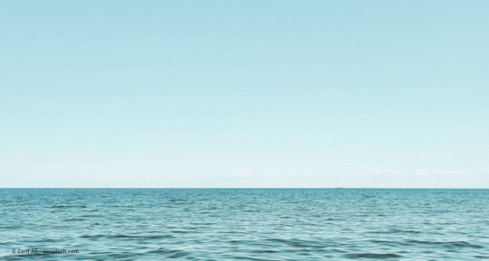 Meer und baluer Himmel © Zarif Ali on – unsplash.com