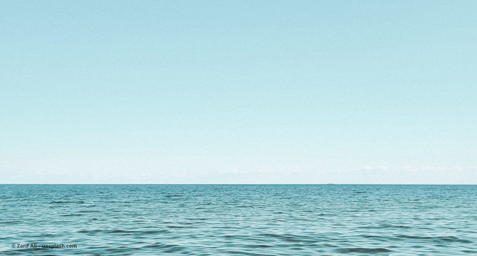 Meer und baluer Himmel © Zarif Ali on – unsplash.com