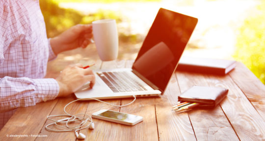 Selbständiger sitzt am Notebook und schreibt einen Blog-Beitrag © alexbrylovhk – Fotolia.com