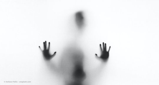Schatten eines Menschen hinter einer difusen Fläche. © Stefano Pollio – unsplash.com