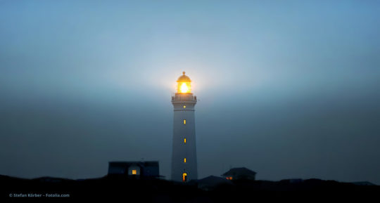 Leuchtturm im Dunkel © Stefan Körber – Fotolia.com