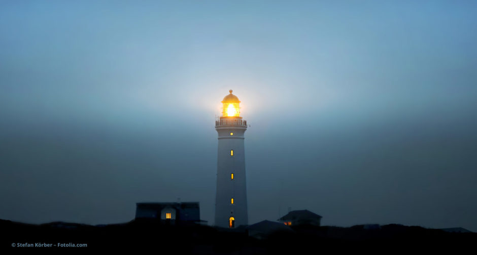 Leuchtturm im Dunkel © Stefan Körber – Fotolia.com