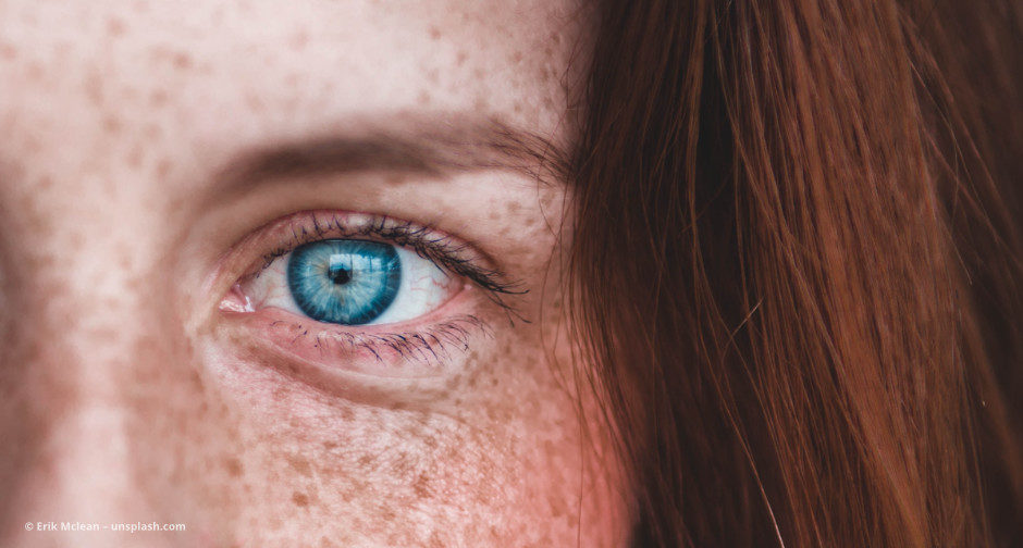Frau mit blauen Augen, roten Haaren und Sommersprossen © Erik Mclean – unsplash.com