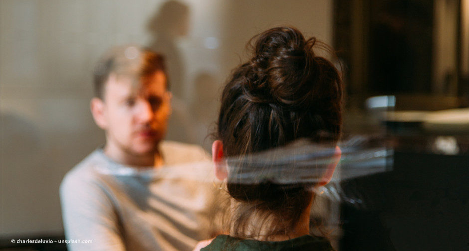 Frau und Mann im Coaching © charlesdeluvio – unsplash.com