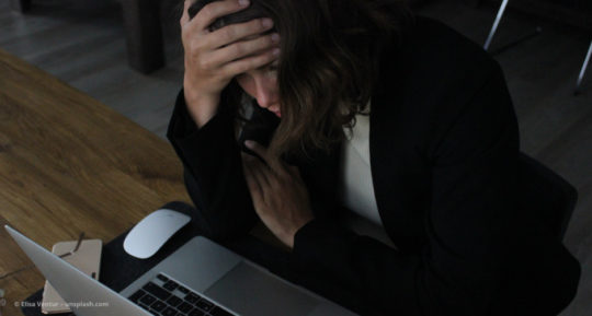 Frau sitzt verzweifelt vor dem Notebook © Elisa Ventur – unsplash.com