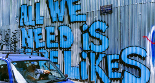 Graffiti an einer Wellblechwand mit dem Text »All we need is more likes« © Daria Nepriakhina – unsplash.com