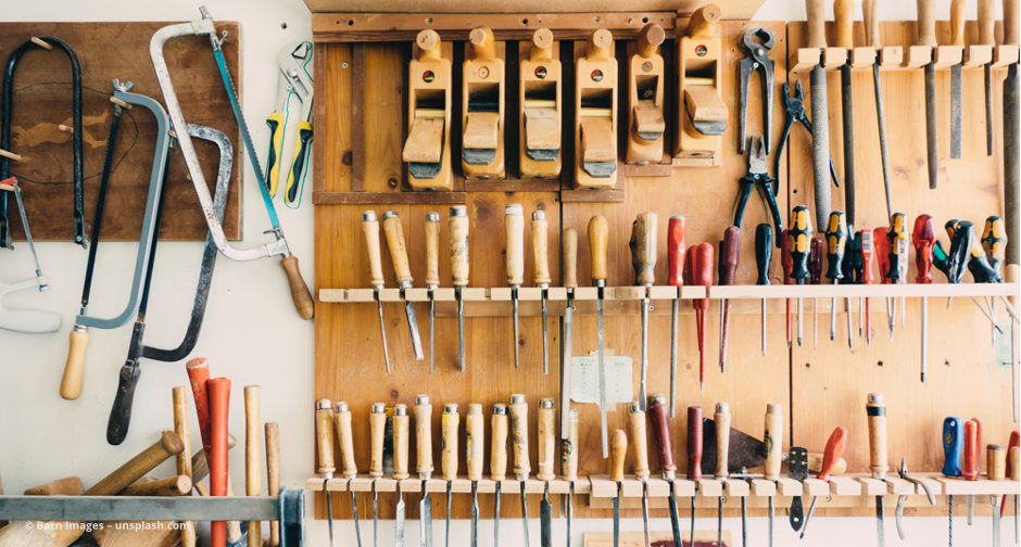 Wand mit Werkzeugen © Barn Images – unsplash.com