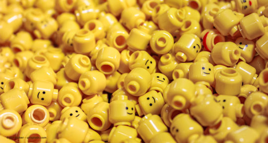Eine große Menge gelber Lego-Köpfe liegen auf einem Haufen © Jan Huber – unsplash.com