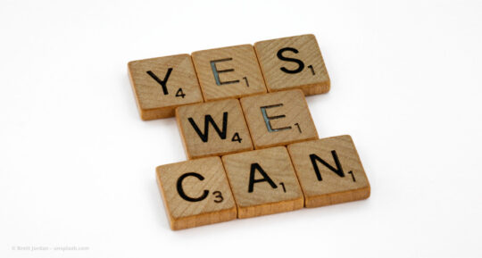 »Yes we can« aus Scrabble-Steinen gelegt © Brett Jordan – unsplash.com