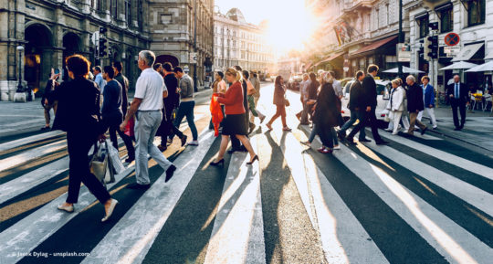 Menschen gehen auf einem Zebrastreifen © Jacek Dylag – unsplash.com