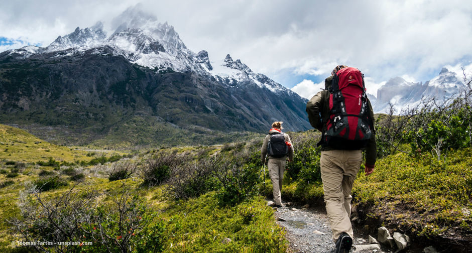 Ein Mann und eine Frau wandern zusammen © Toomas Tartes – unsplash.com